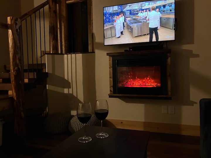 חדש בבקתה האלפינית!! קמין חשמלי כדי להוסיף חמימות ואווירה לחופשה המרגיעה שלכם.