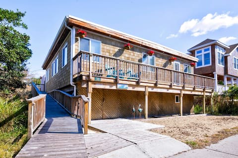 Sunny Spacious Pet Friendly Steps from the Beach