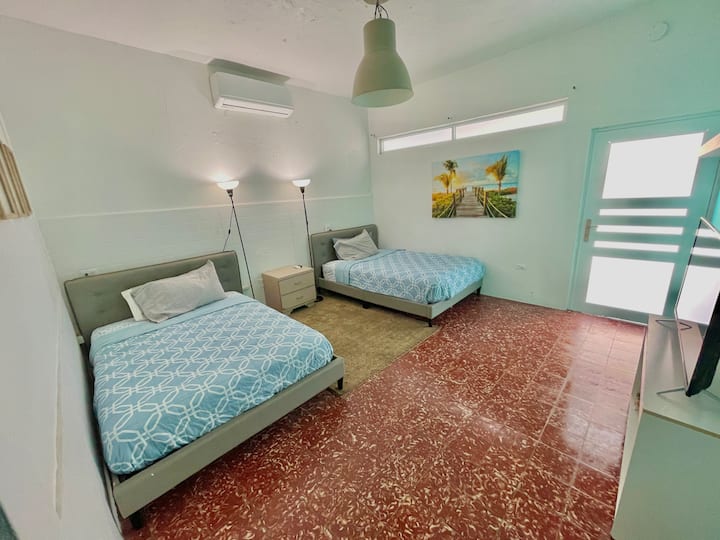 Esta es la habitación doble. El medio baño y el acceso al segundo balcón se encuentran aquí. Este dormitorio está inmediatamente a la derecha cuando entras en el balcón.