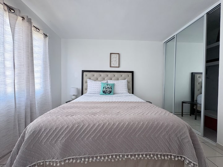 Habitación 3 (1 cama tamaño queen en la casa de arriba)