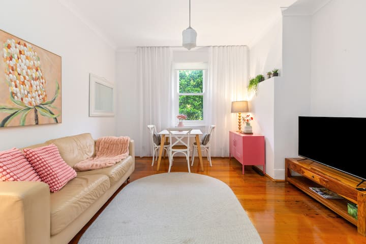 The Berry: A Cheerful Courtyard Heritage Stay - Sutherland Shire