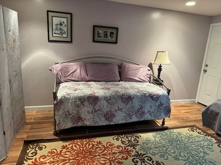 Zona e fjetjes me 2 ndarës të mëdhenj për privatësinë