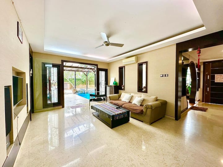 Découvrez la détente ultime dans le salon 2  avec un canapé, une télévision connectée avec accès à Netflix, un espace air-cond, des accents en bois et une connexion directe à la piscine via une porte extra large. Parfait pour les vacances relaxantes en famille et entre amis 