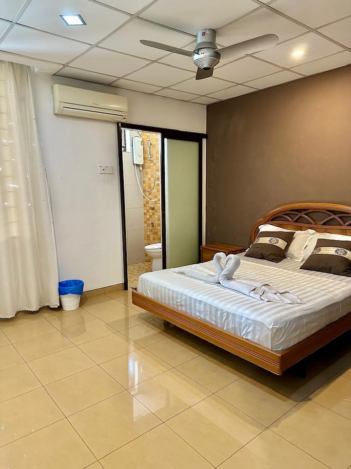 La chambre 4 située au rez-de-chaussée offre un accès facile et pratique avec une salle de bain attenante. Il est équipé de la climatisation et d'un ventilateur de plafond pour assurer le confort. Idéal pour un accès facile, parfait pour les voyageurs qui préfèrent séjourner au rez-de-chaussée