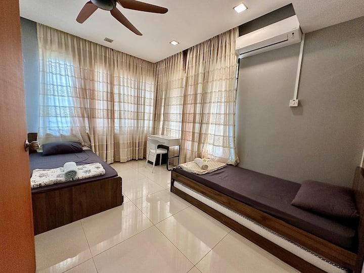 La chambre 3 est dotée d'un lit superposé gigogne supplémentaire, offrant un espace de couchage supplémentaire sans compromettre la sensation aérée de la pièce. Les grandes fenêtres avec des rideaux élégants permettent à la lumière naturelle d'inonder, créant une ambiance lumineuse et confortable