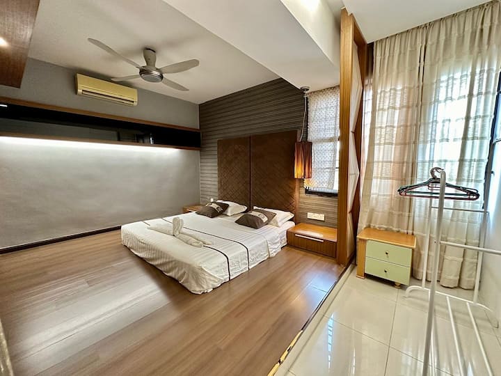 La chambre 2 dispose d'un design de style Tatami, offrant un mélange de confort et d'élégance. Le lit king size est placé sur une plate-forme en bois, complété par un éclairage confortable, un ventilateur de plafond et une climatisation, il est parfait pour un séjour serein et reposant.