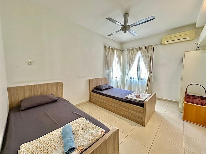 La chambre 6 située au rez-de-chaussée est parfaite pour les familles ou les groupes avec son lit superposé pratique, permettant des arrangements de couchage flexibles, assurant un séjour confortable pour les invités.