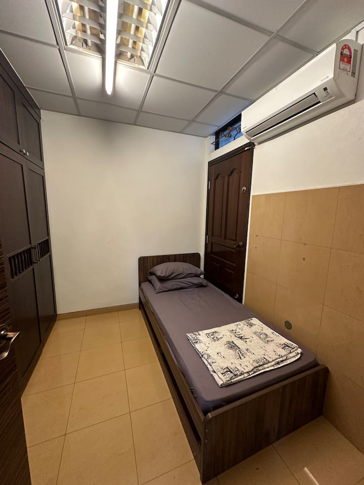 La chambre 5 au rez-de-chaussée dispose d'un lit superposé gigogne, équipé de la climatisation et d'un grand espace de rangement, offrant confort et commodité pour les familles ou les groupes séjournant ensemble (cette chambre ne sera pas ouverte à la réservation de 10 personnes ou moins)