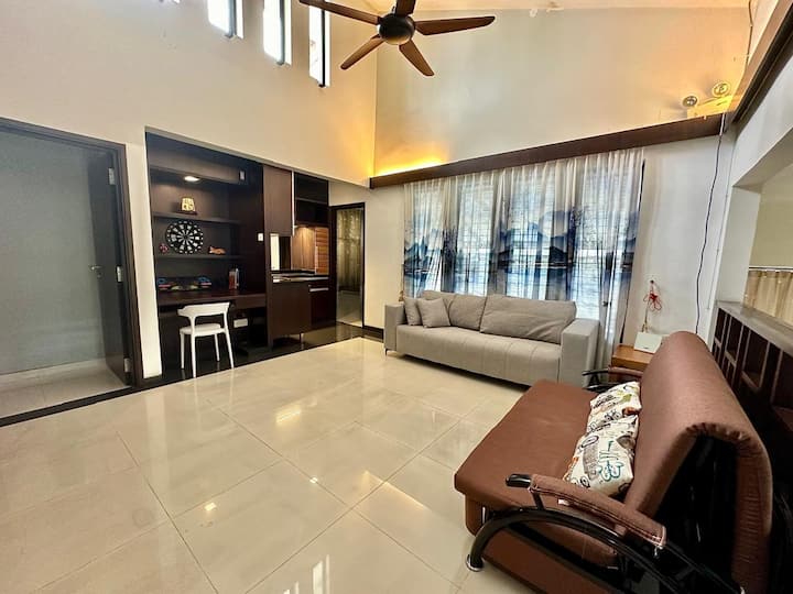 Découvrez notre spacieuse salle familiale avec de hauts plafonds, un canapé confortable, un canapé convertible, un poste de travail, un jeu amusant, des livres, etc. Parfait pour passer du temps en famille avec beaucoup d'espace et une belle lumière naturelle, endroit idéal pour que les enfants et les adultes puissent profiter de leur temps ensemble.