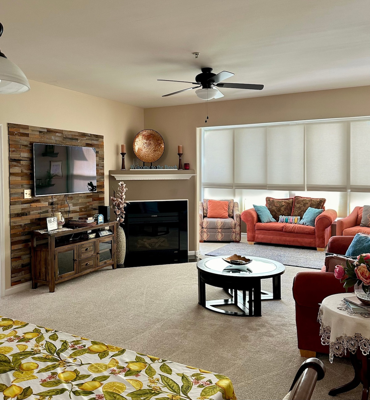 ห้องนั่งเล่นกว้างขวางพร้อมที่นั่งมากมาย เตาผิงอบอุ่น และสมาร์ททีวี เหมาะสำหรับการพักผ่อนหรือการรวมกลุ่มกัน