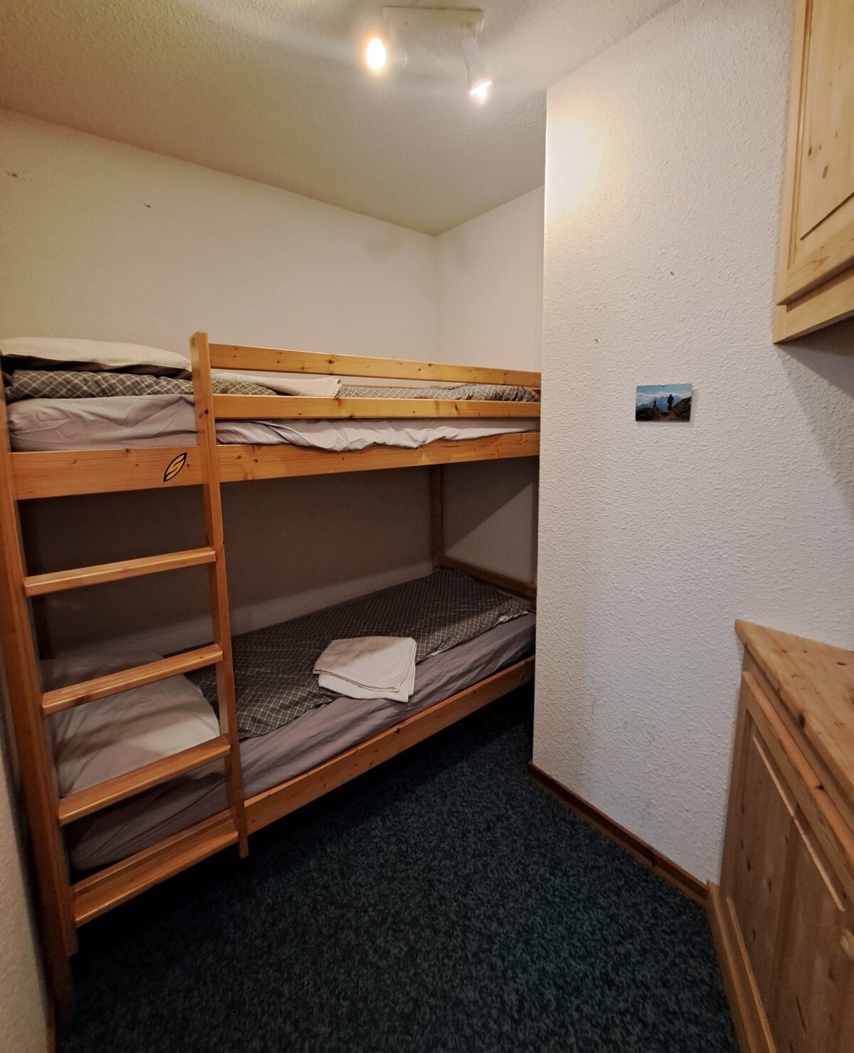 Las literas en un espacio separado, con dos grandes armarios y espacio de escritorio son funcionales y cómodas.