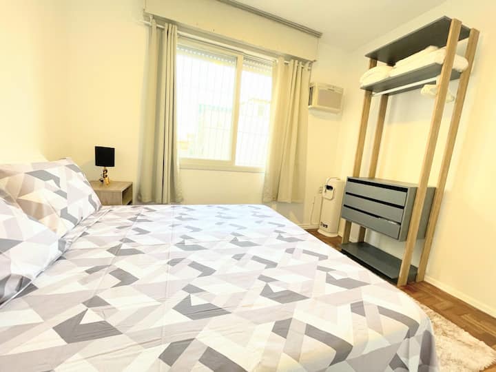 Საერთო საცხოვრებელი 2 ერთადგილიანი საწოლით, რომელთა ერთად მოწყობაც შესაძლებელია, თითქოს წყვილი იყოს