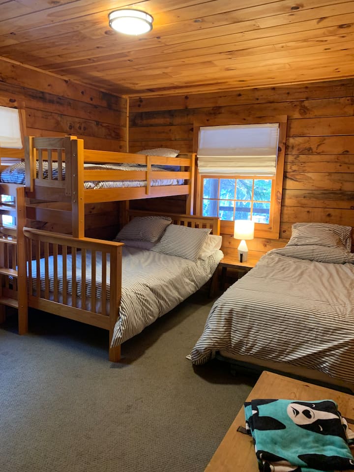 Cama completa y dos camas individuales con capacidad para 3-4 personas.