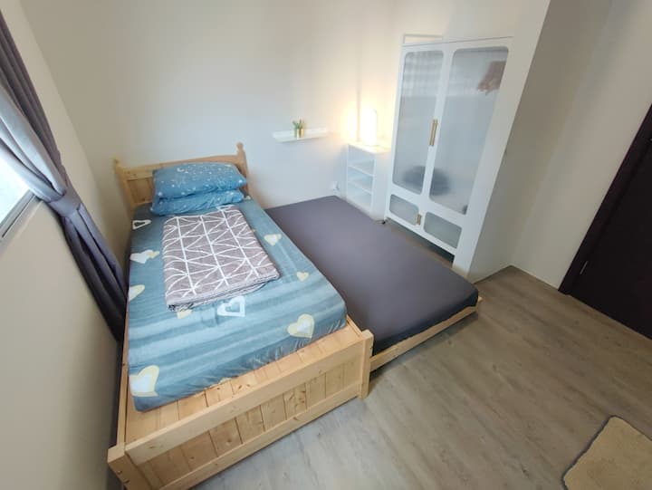 Cama individual + cama extraíble individual 

Nuevo armario cambiado el 7 de junio de 2025