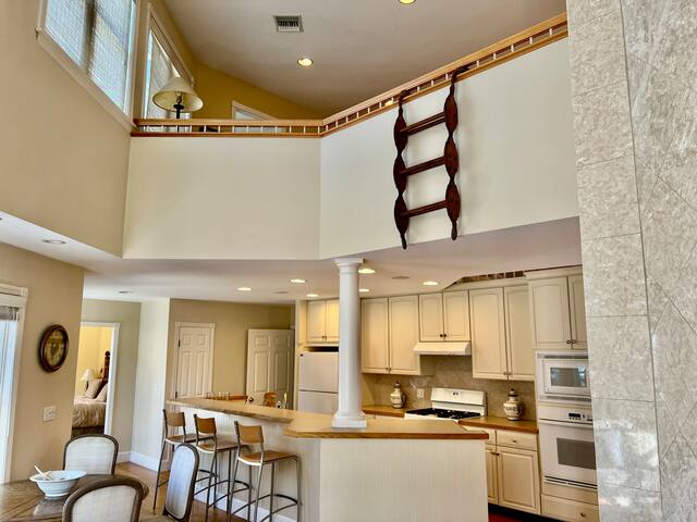 Walk to Beaches – Bright Seaside Home! gallery image 3