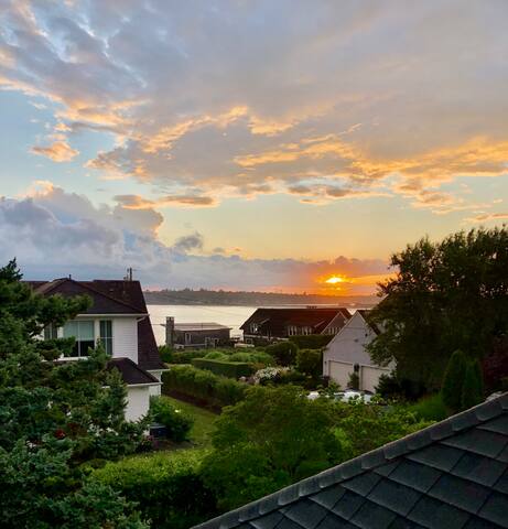 Walk to Beaches – Bright Seaside Home! gallery image 5