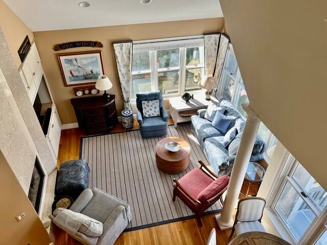 Walk to Beaches – Bright Seaside Home! gallery image 4