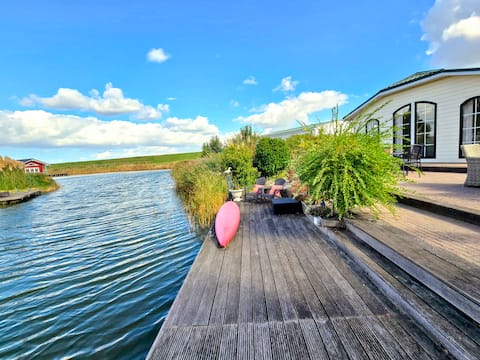 De Parel van Zeeland with sauna right by the sea.