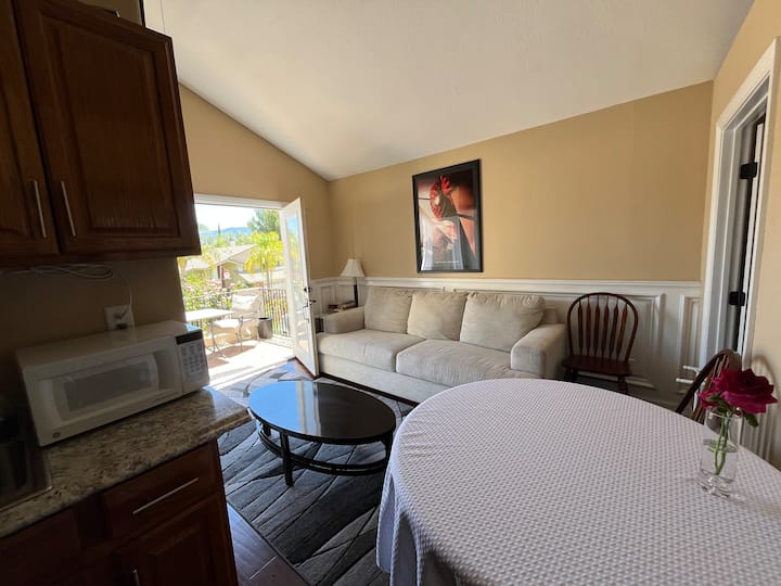 Hillside Getaway Next To Magic Mountain - Santa Clarita, CA