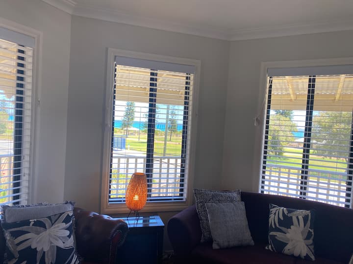 Island View Beach House - Premium Beach Front - Rockingham