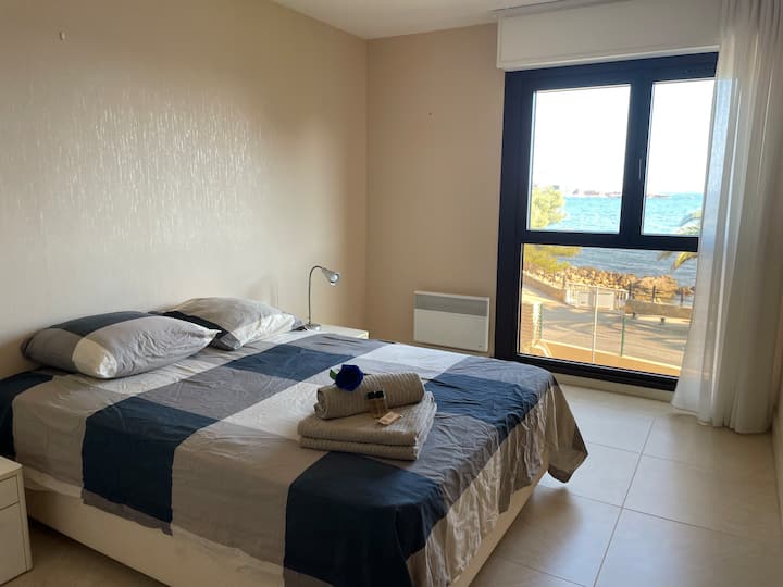 בחדר השינה יש מיטה זוגית בגודל 160x200 ס"מ לזוג, או שנוכל גם להכין שתי מיטות יחיד לשני חברים. יש מקום אחסון לבגדים, תריסים חשמליים נוכחים ללילות המושלמים