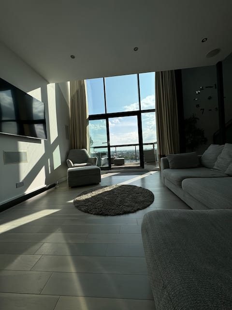 Successful Airbnb property: Luxury Riverside Penthouse Apartment in Govan