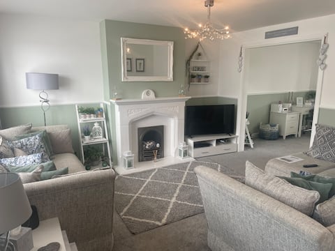 Successful Airbnb property: Stylish Open Planned Modern Home in Exmouth