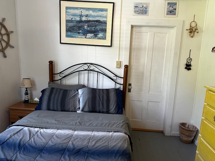 2 - ра спалня, пълноразмерно легло, вентилатор на тавана, телевизор само с Netflix