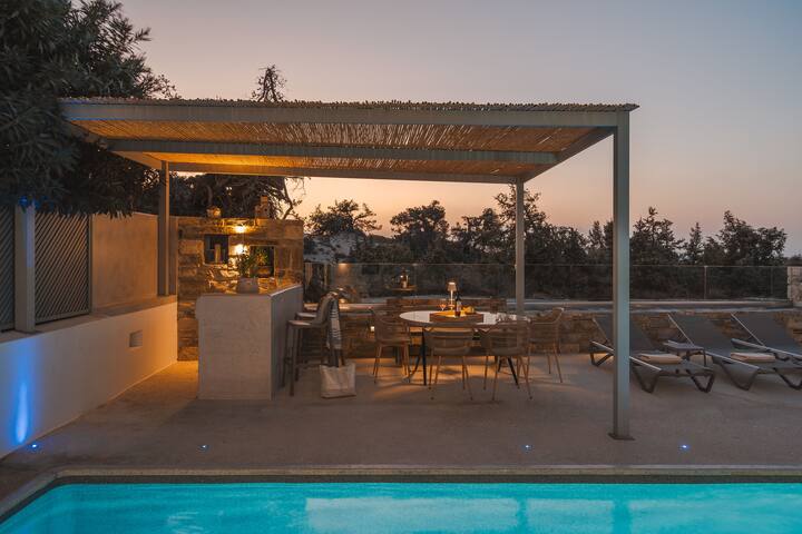 Cedar Forest Oceanfront Villa, 4BR Private Pool gallery image 4