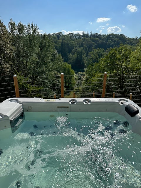 Family villa, hot tub, by the river