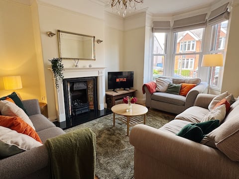 Spacious Victorian townhouse with Cathedral views