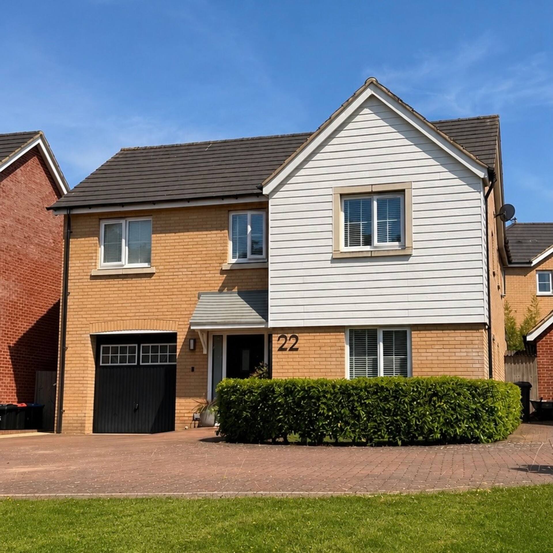 Luxury 4-bed detached, quiet location by lakes