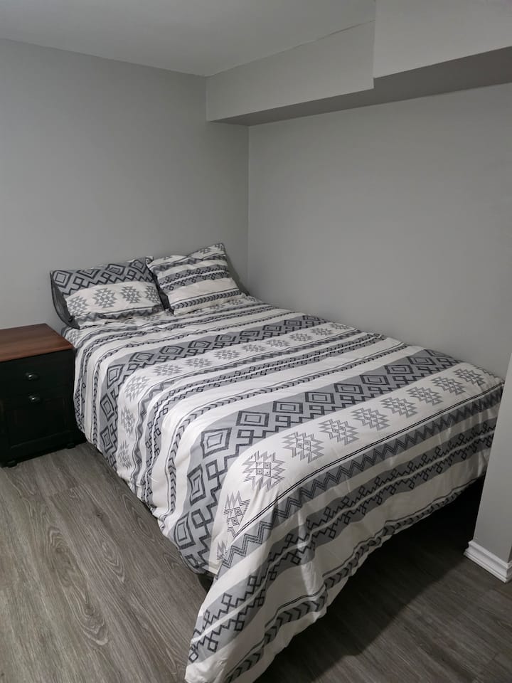 მყუდრო ოთახი ორმაგი საწოლით. გაითვალისწინეთ, რომ ეს საცხოვრებელი ღიაა (არ არის კარი თუ ფანჯრები) და არ არის სრულად დახურული საძინებელი.