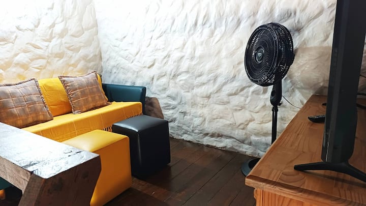 Mezanino com sofá que se transforma em cama de casal. Possui TV e cômoda.