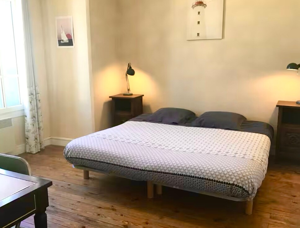 Chambre 2 (1er étage), claire et lumineuse (ouest)