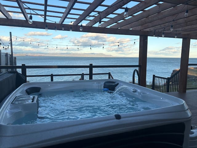 Oakes House+waterfront+games room+hot tub+ firepit