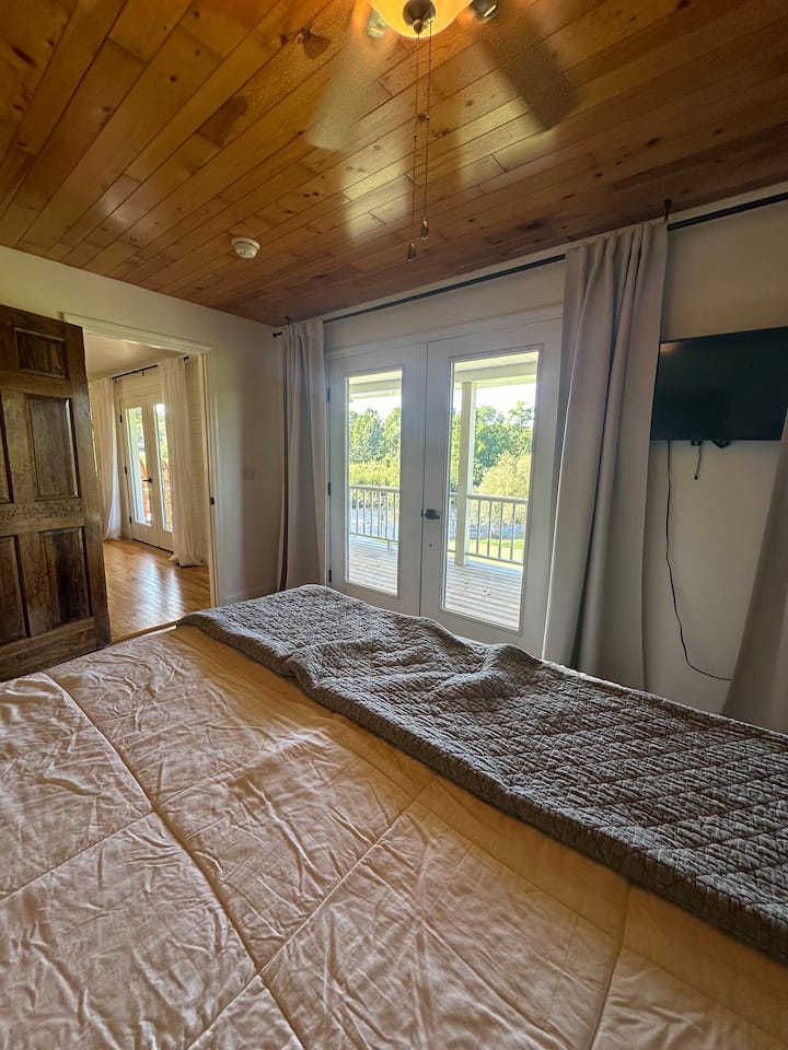 Passeggia sul balcone completo con vista sul grande cortile e sul fiume