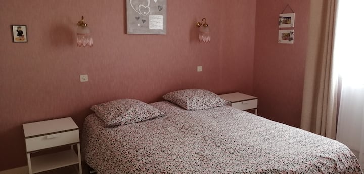 chumba cha pink kilicho na machaguo kadhaa ya kulala, kulingana na ombi: 

- kitanda 1 160 x 200      AU 
- vitanda 2 80 x 200      AU
- Vitanda 2 vya mwavuli kwa ajili ya BB

Chumba hiki kinaweza kubadilika  na kizuizi cha kitanda kinapatikana