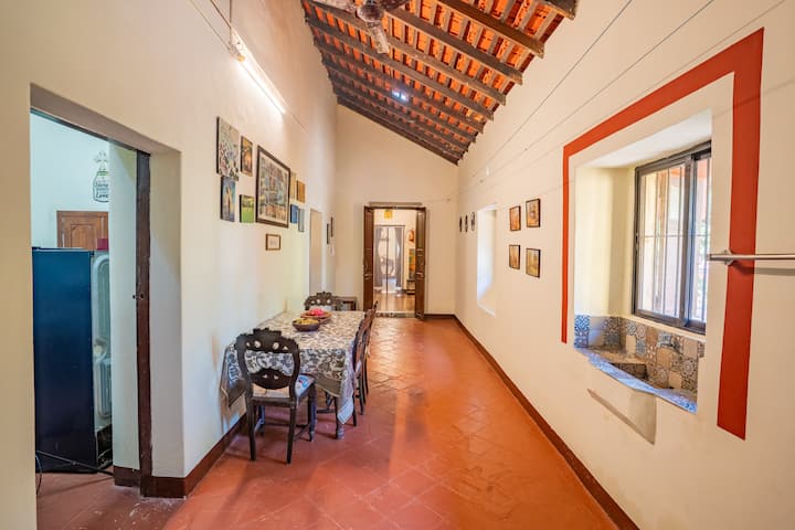 The corridor connecting the Yellow Room and the Kitchen. We have clothes hanging rope and a wash basin.