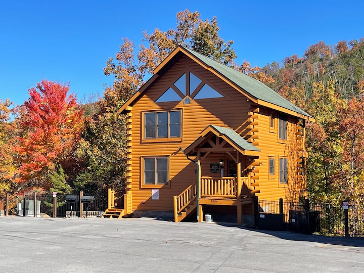 Free Daily Activities - Game Room Hot Tub - Pigeon Forge, TN