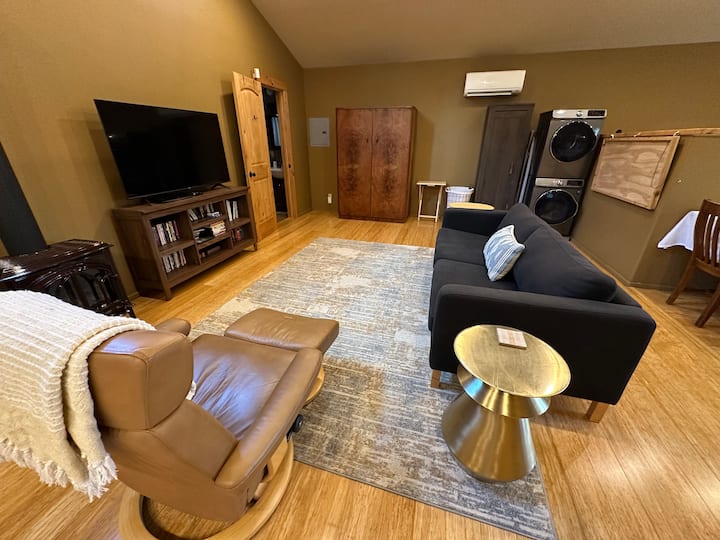 Adorable Guest House With Hot Tub. - Medford, OR