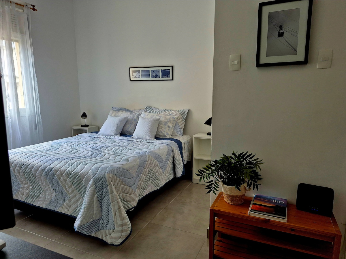 แสงแดดยามเช้า เตียงควีนไซส์ (158x198) หมอนและเครื่องนอน เครื่องปรับอากาศสปลิตอินเวอร์เตอร์ 18,000 สมาร์ททีวีพร้อมอุปกรณ์สตรีมมิ่ง ตู้เสื้อผ้าพร้อมไม้แขวนเสื้อ