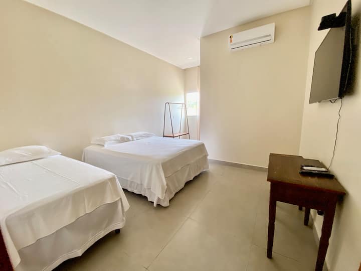 Брачен кревет (
широк 180-220 см) +1 единечен кревет (широк 
180-220 см) 