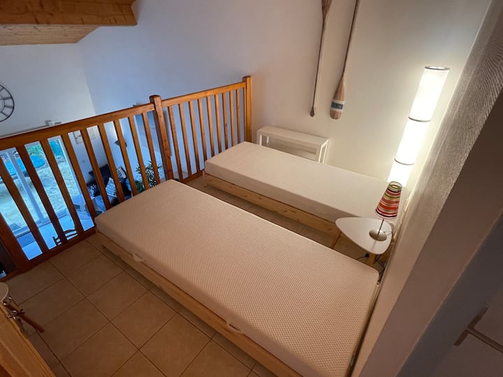 Mezzanine met 2 eenpersoonsbedden 80x200 (aanpasbaar 160x200)