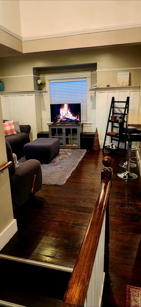 Top performing Airbnb: Cozy Upstairs Retreat Near UC Davis Med Center in North Oak Park