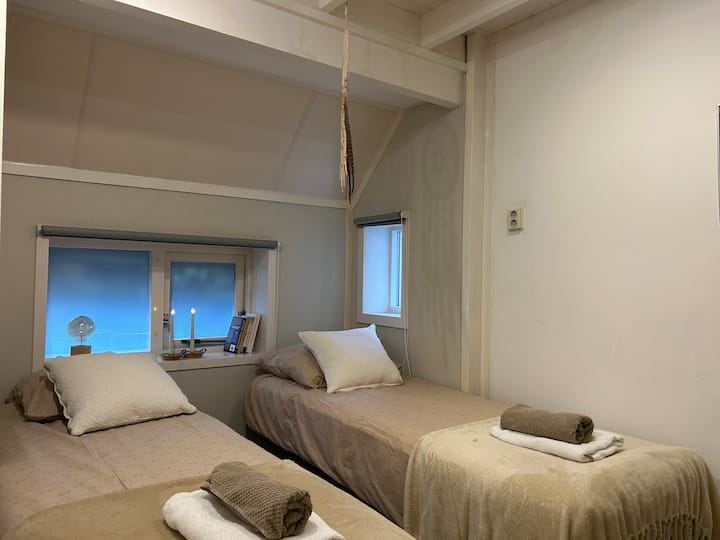 2 krevate me sustë kutie 