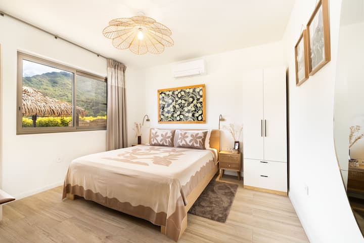 Chumba cha A/C kilicho na matandiko ya ukubwa wa kifalme na mandhari ya kupumzika