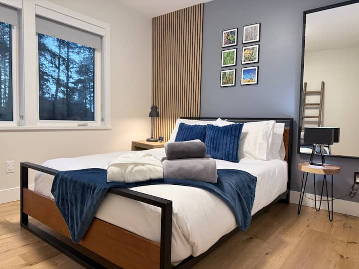 The Coast Room: Features a world-famous Casper® mattress for a "sleeping on a cloud" feel. Plus, guests get to choose between buttery-soft Sateen or crisp Percale linens.