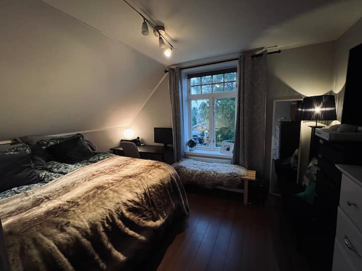 Kitanda cha watu wawili 160 x 200. Televisheni 