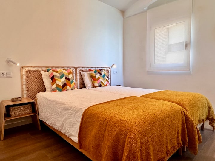 Dormitorio 2 con dos camas individuales, perfecto para compartir y descansar. Un espacio luminoso y acogedor donde cada huésped tiene su espacio de descanso.